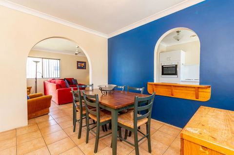 Fantastic Views From This Top Floor Unit! - Accommodation Noosa 2
