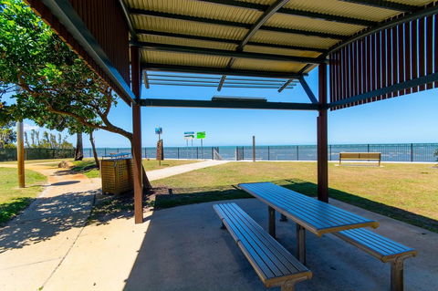 Spacious Unit With Views Of Pumicestone - Wattle Ave, Bongaree - Accommodation Noosa 18