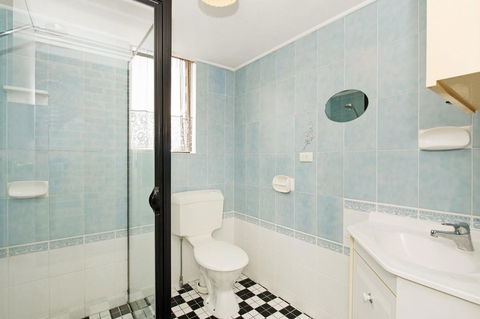 Huge Top Floor Unit Across The Road....Waterfront!! - Accommodation Noosa 9