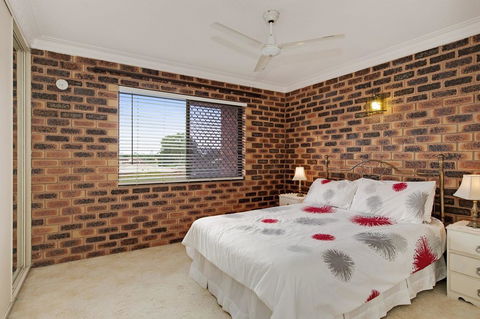 Huge Top Floor Unit Across The Road....Waterfront!! - Accommodation Noosa 13