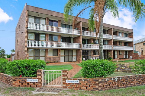 Huge Top Floor Unit Across The Road....Waterfront!! - Accommodation Noosa 19