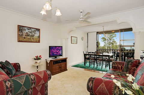 Huge Top Floor Unit Across The Road....Waterfront!! - Accommodation Noosa 3