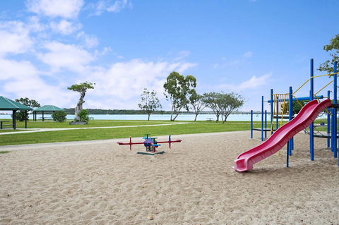 Huge Top Floor Unit Across The Road....Waterfront!! - Accommodation Noosa 8