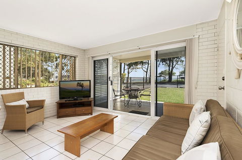 Ground Floor Air Conditioned, Fabulous Waterviews Overlooking Pumicestone Passage - Accommodation Noosa 8