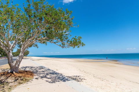 Spectacular Unit Overlooking Pumicestone Passage - Welsby Pde, Bongaree - Accommodation Noosa 3