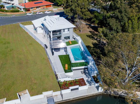 Stunning Canal Home Oh So Close To The Waterfront - Accommodation Noosa 0