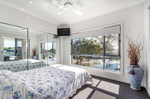Stunning Canal Home Oh So Close To The Waterfront - Accommodation Noosa 6