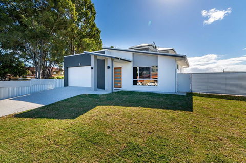 Stunning Canal Home Oh So Close To The Waterfront - Accommodation Noosa 4