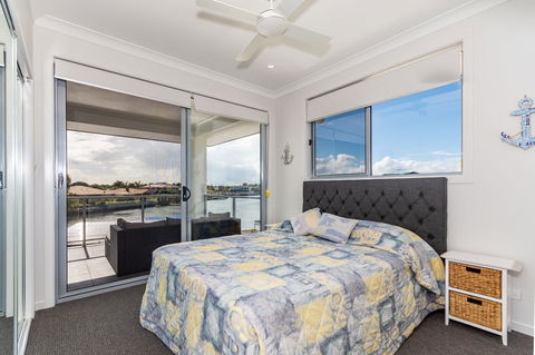 Stunning Canal Home Oh So Close To The Waterfront - Accommodation Noosa 20
