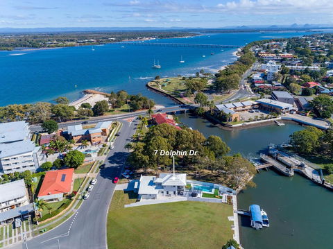 Stunning Canal Home Oh So Close To The Waterfront - Accommodation Noosa 17
