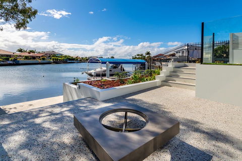 Stunning Canal Home Oh So Close To The Waterfront - Accommodation Noosa 18