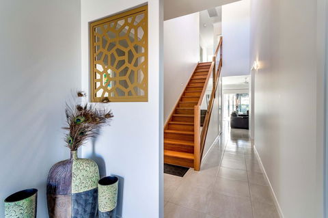 Stunning Canal Home Oh So Close To The Waterfront - Accommodation Noosa 11