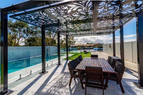 Stunning Canal Home Oh So Close To The Waterfront - Accommodation Noosa 9