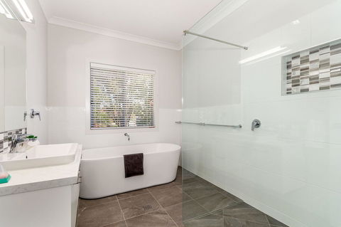 Stunning Canal Home Oh So Close To The Waterfront - Accommodation Noosa 1