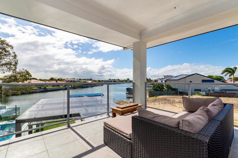 Stunning Canal Home Oh So Close To The Waterfront - Accommodation Noosa 12
