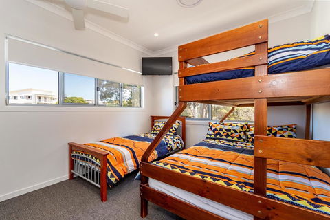 Stunning Canal Home Oh So Close To The Waterfront - Accommodation Noosa 14