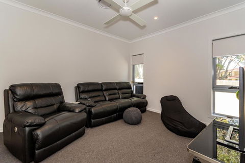 Stunning Canal Home Oh So Close To The Waterfront - Accommodation Noosa 10