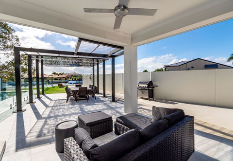 Stunning Canal Home Oh So Close To The Waterfront - Accommodation Noosa 16