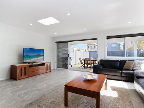 'Birubi Breezes', 2/7 Fitzroy St - Large Duplex With Air Conditioning, WIFI & Only 5 Minute Walk To The Beach - Accommodation Noosa 1
