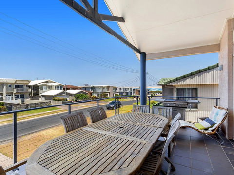1/32 Ocean Avenue - Three Bedrooms, Three Bathrooms, Air Con, Boat Parking & Water Views - Accommodation Noosa 1