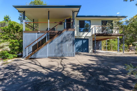12 Ibis Court - Highset Beach House With Natural Bushland Gardens And Covered Decks - Accommodation Noosa 0