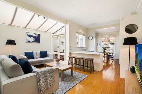 2-Bed House With Patio Near Bars And Restaurants - Accommodation Noosa 0