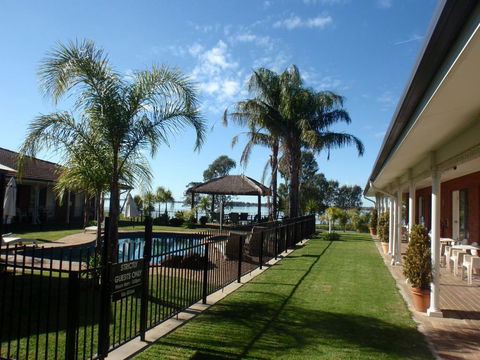 CAPRICORN MOTOR Inn - Accommodation Noosa 0