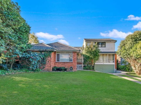 Carlingford Spacious 5BR Home Sleeps 10 - Accommodation Noosa 0