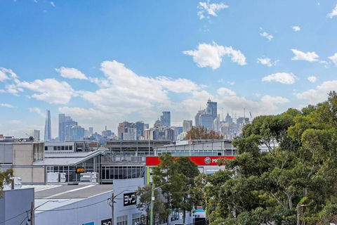 CITY VIEW-Vivid Condo In Mascot - Accommodation Noosa 0