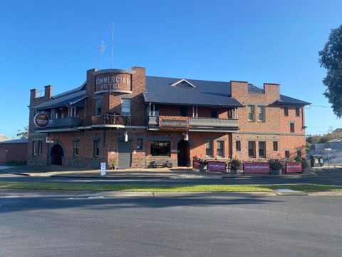 COMMERCIAL HOTEL KANIVA - Accommodation Noosa 0
