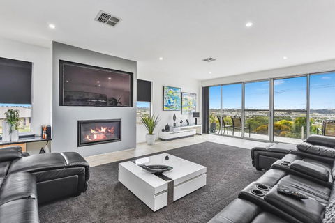 CONROE EXECUTIVE TOWNHOUSE - MODERN & STYLISH - Accommodation Noosa 0