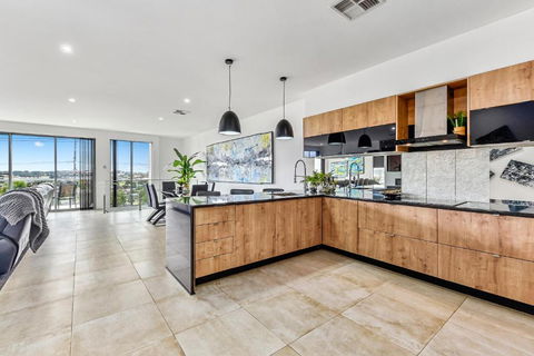 CONROE EXECUTIVE TOWNHOUSE - MODERN & STYLISH - Accommodation Noosa 1