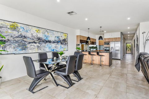 CONROE EXECUTIVE TOWNHOUSE - MODERN & STYLISH - Accommodation Noosa 2