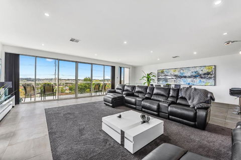 CONROE EXECUTIVE TOWNHOUSE - MODERN & STYLISH - Accommodation Noosa 4