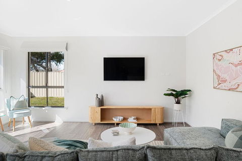 Crimson Ridge - Wines, Vines And Dine - Accommodation Noosa 0