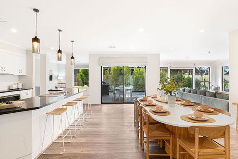 Crimson Ridge - Wines, Vines And Dine - Accommodation Noosa 3