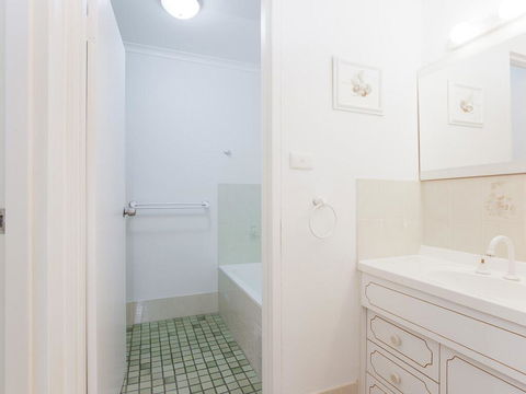 54 'Bay Parklands', 2 Gowrie Avenue - Air Con, Pool, Tennis Court,child Friendly - Accommodation Noosa 1