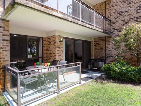 57 'BAY PARKLANDS', 2 GOWRIE AVE - GROUND FLOOR UNIT WITH POOL, TENNIS COURT & AIRCON - Accommodation Noosa 1