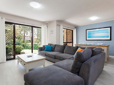 57 'BAY PARKLANDS', 2 GOWRIE AVE - GROUND FLOOR UNIT WITH POOL, TENNIS COURT & AIRCON - Accommodation Noosa 3