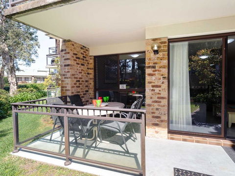 57 'BAY PARKLANDS', 2 GOWRIE AVE - GROUND FLOOR UNIT WITH POOL, TENNIS COURT & AIRCON - Accommodation Noosa 2