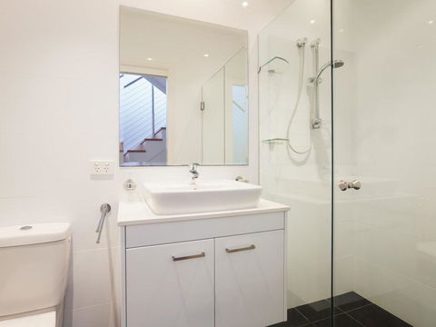7 Judith Street - Stunning Duplex With Ducted Air - Accommodation Noosa 3