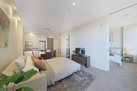 A Comfy & Central 2BR Apt Near Flinders Station - Accommodation Noosa 2