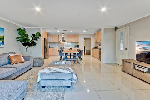 Adelaide 4 Bedroom House With Pool - Accommodation Noosa 3