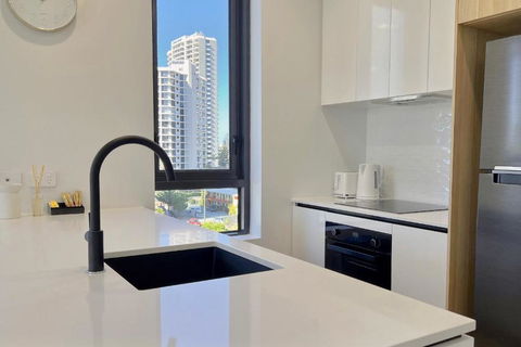 E.S. Surfers Paradise - Accommodation Noosa 2