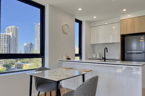 E.S. Surfers Paradise - Accommodation Noosa 3