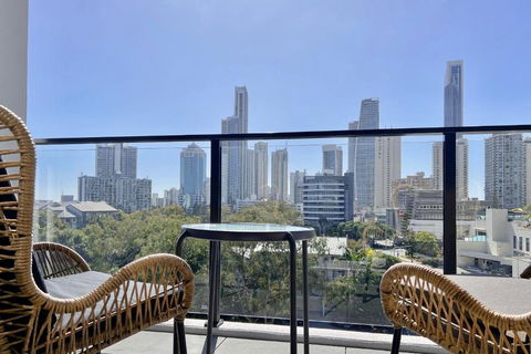 E.S. Surfers Paradise - Accommodation Noosa 4