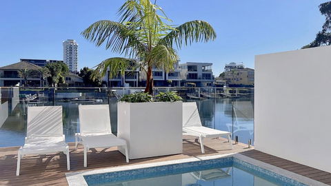 E.S. Surfers Paradise - Accommodation Noosa 0