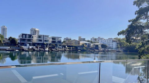 E.S. Surfers Paradise - Accommodation Noosa 1