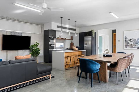 Exquisite Beachside Mansion - Accommodation Noosa 0