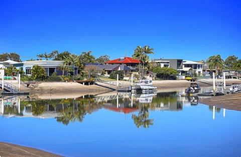 Fabulous Canal-front Unit In Mooloolaba - Accommodation Noosa 1